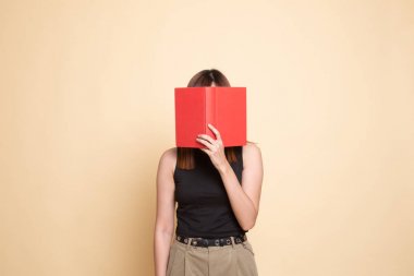 Bir kitapla genç Asyalı kadın kapak yüzü.