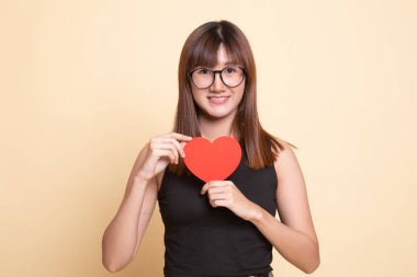 Kırmızı kalpli Asyalı kadın.