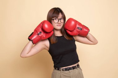 Genç Asyalı kadın kırmızı boks eldivenli.