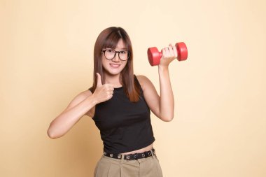 Sağlıklı Asyalı kadın Yaşasın dumbbells ile.