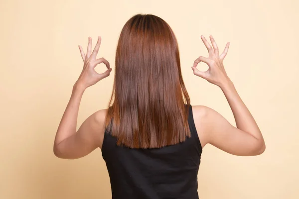 Achteraanzicht van Aziatische vrouw dubbele Ok hand ziekteverschijnsel vertonen. — Stockfoto