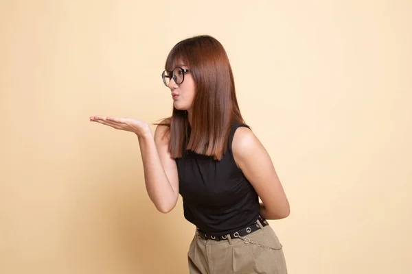 Beautiful young Asian woman blow a kiss. — Stock Photo, Image