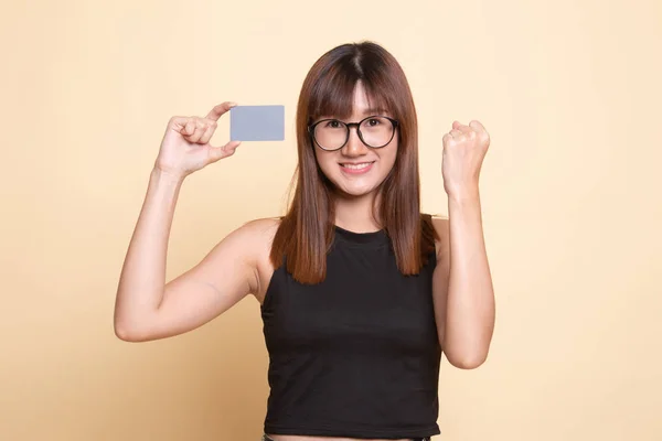 Giovane donna asiatica pugno pompa con carta bianca . — Foto Stock