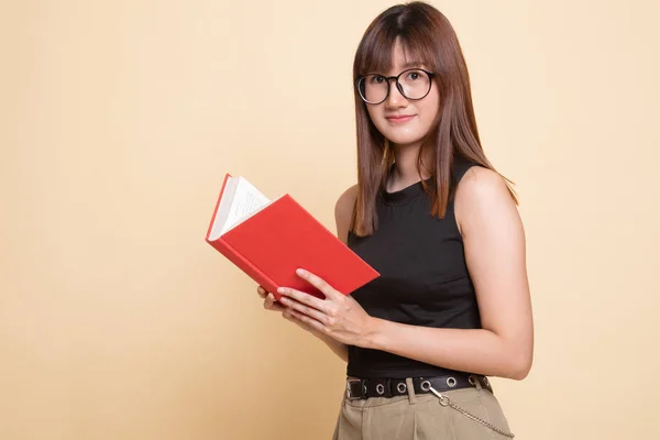 Jeune asiatique femme avec un livre. — Photo