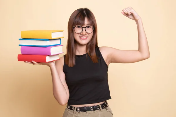 Jovem mulher asiática estudando com livros de maio . — Fotografia de Stock