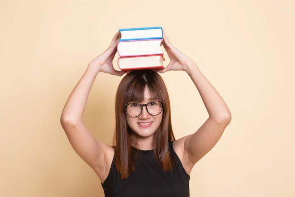 Ung asiatisk kvinna studerar med kan böcker. — Stockfoto