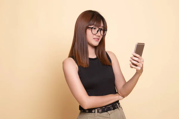 Jeune femme asiatique avec téléphone mobile. — Photo