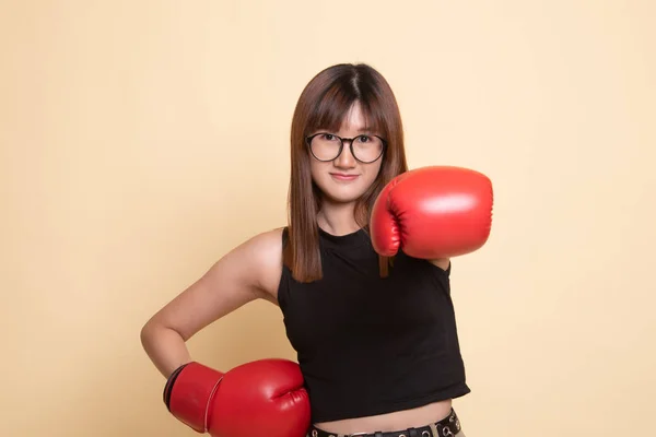 Joven mujer asiática con guantes de boxeo rojos . — Foto de Stock