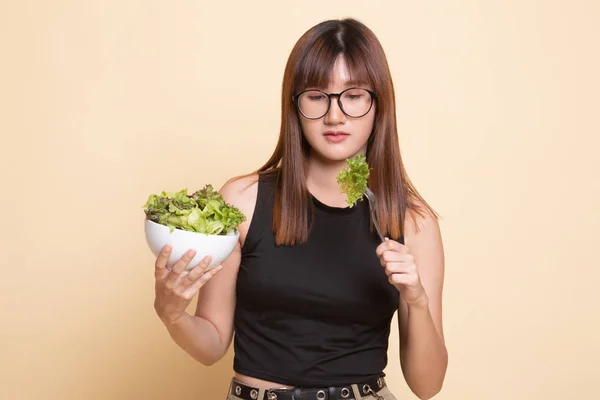 Mulher asiática saudável com salada . — Fotografia de Stock