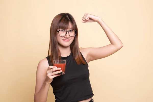 Fuerte mujer asiática sana con jugo de tomate . — Foto de Stock