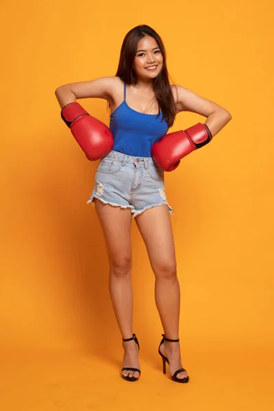 Cuerpo completo de hermosa joven mujer asiática con guantes de boxeo rojos —  Fotos de Stock