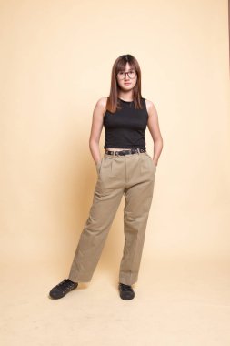 Güzel genç Asyalı kadının tam vücut.