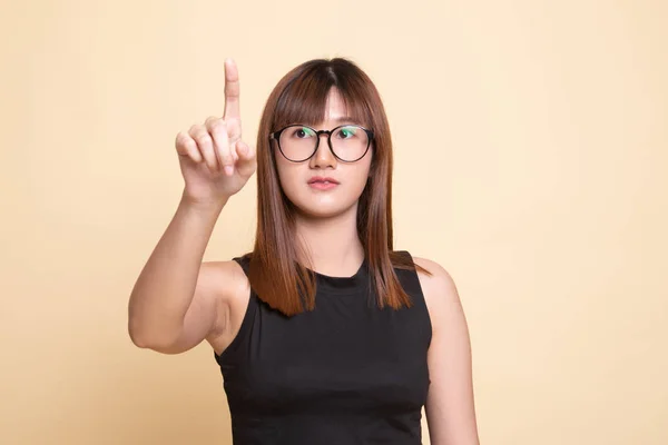 Aziatische vrouw aanraken van het scherm met de vinger. — Stockfoto