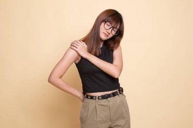 Genç Asyalı kadın geri ağrı var.