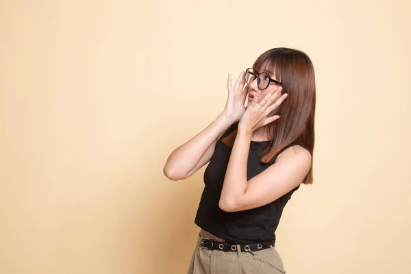 Schöne junge asiatische Frau schockiert und Blick nach oben. — Stockfoto