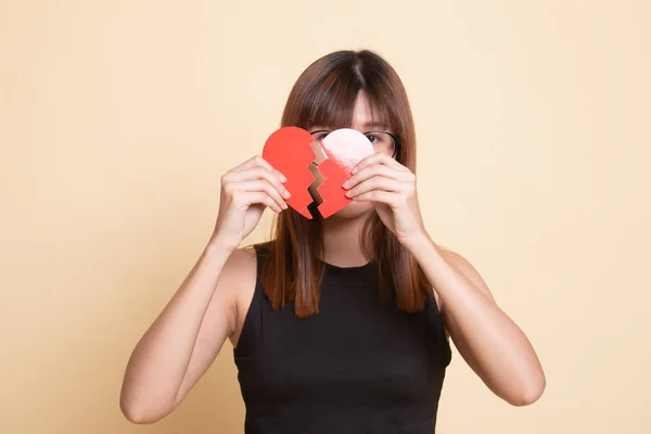 Beautiful young Asian woman with broken heart. — Stock Photo, Image