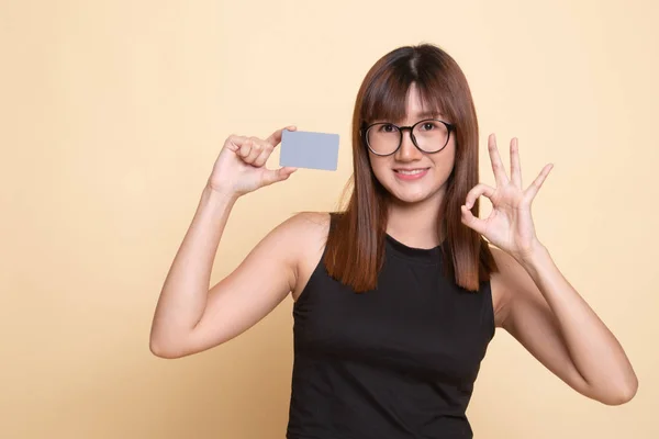 Giovane donna asiatica mostra OK con una carta vuota . — Foto Stock