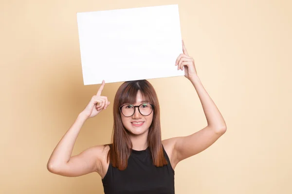 Jonge Aziatische vrouw punt aan leeg teken. — Stockfoto