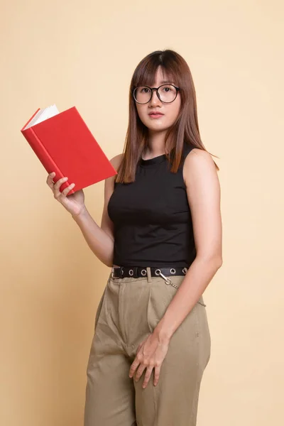Ung asiatisk kvinna med en bok. — Stockfoto