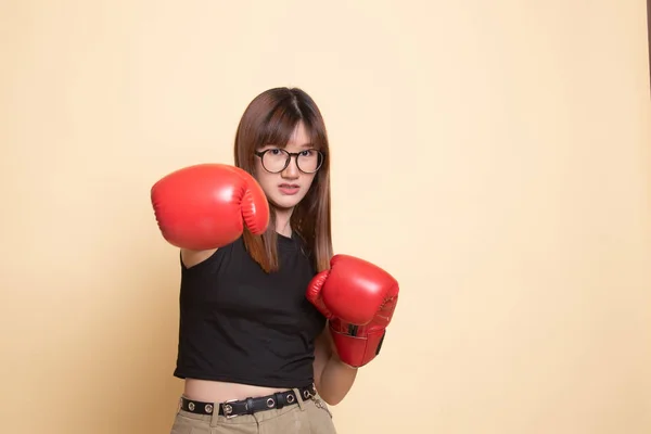 Joven mujer asiática con guantes de boxeo rojos . —  Fotos de Stock