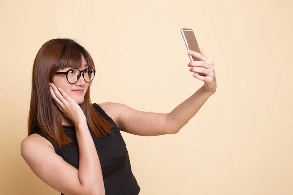 Giovane donna asiatica selfie con cellulare . — Foto Stock