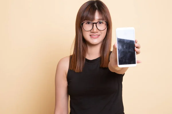 Giovane donna asiatica con cellulare. — Foto Stock