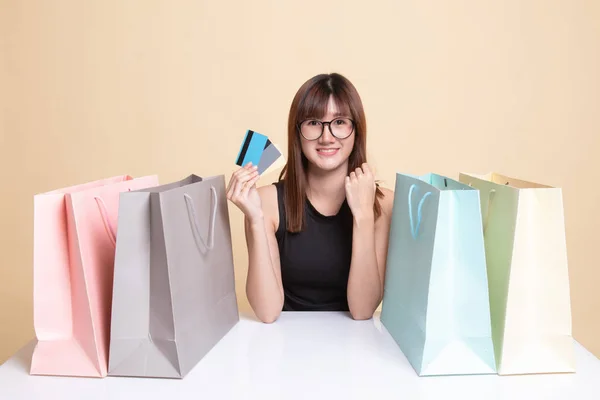 Young Asian woman with shopping bag and blank card. — Stock Photo, Image