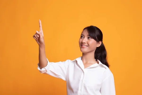 Aziatische vrouw aanraken van het scherm met de vinger. — Stockfoto