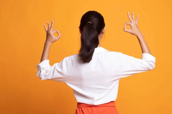 Vista posterior de la mujer asiática muestran doble signo de mano OK . —  Fotos de Stock
