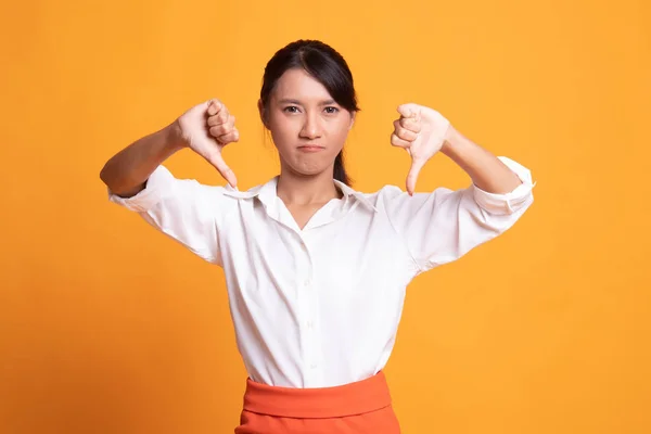 Infelice asiatico ragazza spettacolo pollice giù con entrambi mani . — Foto Stock