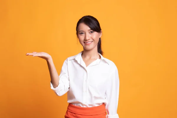 Schöne junge asiatische Frau zeigen Palme Hand. — Stockfoto