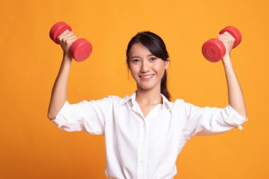 Dumbbells ile sağlıklı Asyalı kadın.