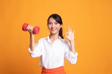 Sağlıklı Asyalı kadın gösteri Tamam dumbbells ile.