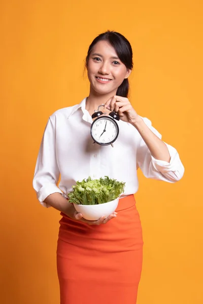 Młoda kobieta azjatyckich z zegarem i sałatka. — Zdjęcie stockowe