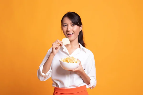アジアの若い女性は、ポテトチップスを食べる. — ストック写真