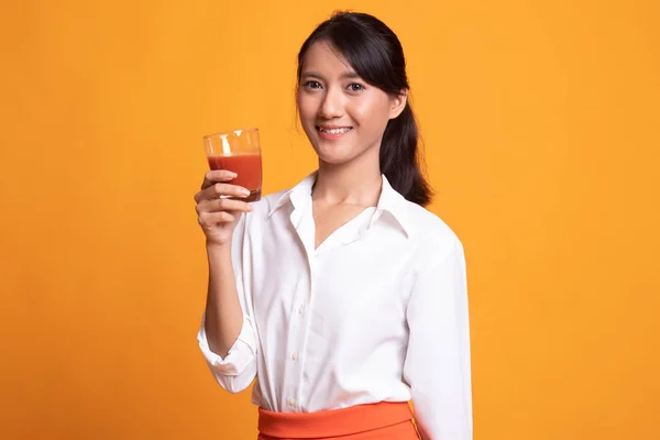 若いアジア女性ドリンク トマト ジュース. — ストック写真