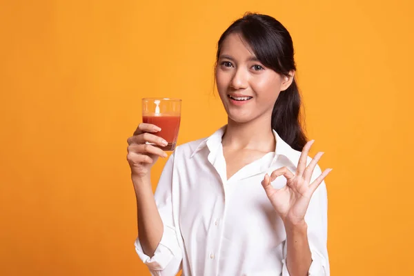 Young Asian woman show OK with tomato juice. — Stock Photo, Image