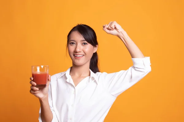 Erős egészséges ázsiai nő paradicsomlé. — Stock Fotó