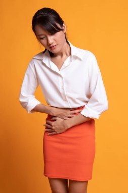 Genç Asyalı kadın mide ağrısı var.