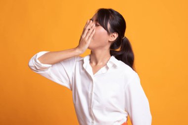 Uykulu genç Asyalı kadın esneme.