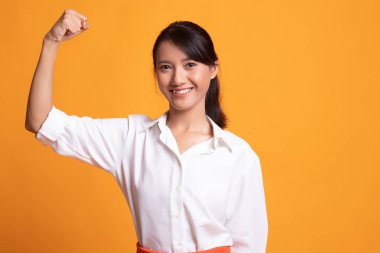 Güzel genç Asyalı kadın flex pazı.