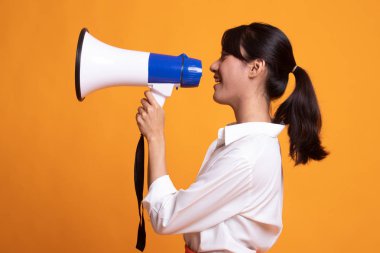 Güzel genç Asyalı kadın megafon ile ilan.