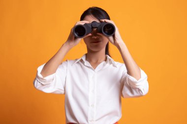 Dürbün ile genç Asyalı kadın.