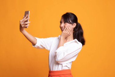 Genç Asyalı kadın selfie ile hareket eden telefon.