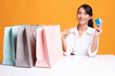 Genç Asyalı kadın ile alışveriş çantası ve boş kartı.