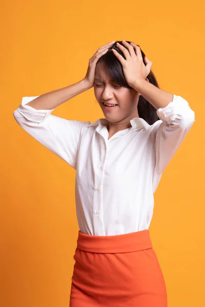 Stressé jeune femme d'affaires asiatique crier . — Photo