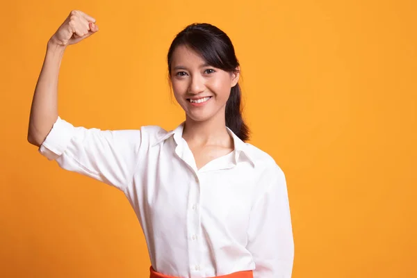 Schön junge asiatische Frau flex bicep. — Stockfoto