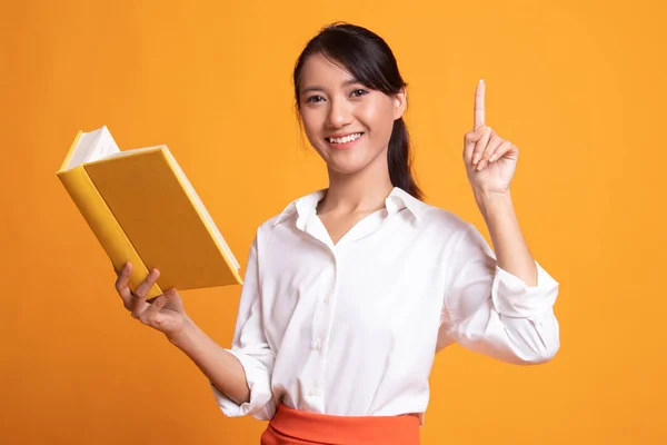 Jovem mulher asiática com um livro tem uma ideia . — Fotografia de Stock