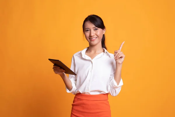 Young Asian woman with a computer tablet. — Stock Photo, Image