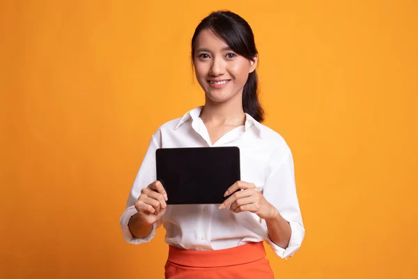 Junge asiatische Frau mit einem Computer-Tablet. — Stockfoto